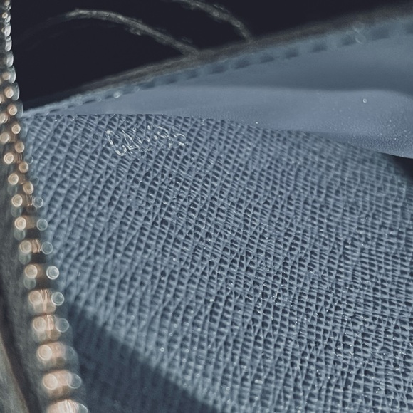 LOUIS VUITTON Taiga Leather XL Zippy Wallet - Picture 5 of 14